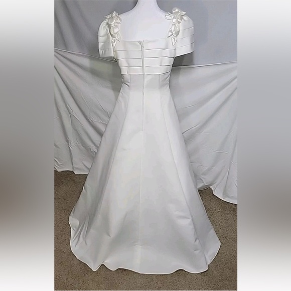 Elegant White Pleated Dress - Picture 6 of 16